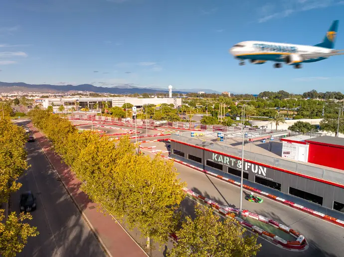 Avion pasando por encima de KartFun Málaga