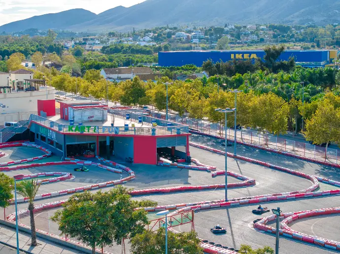 Vistas desde Kartfun aéreas Vista aérea de Kartfun con Ikea de fondo